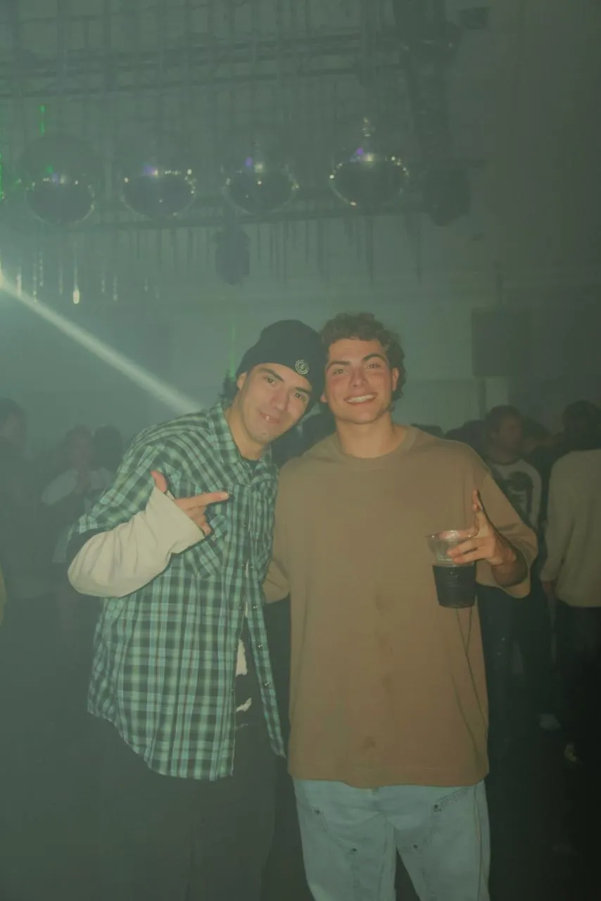 Ambiente nocturno en fiesta universitaria de Apolo Social Club